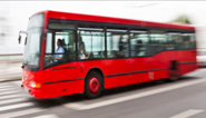 Bus facendo o percorrido dunha das liñas pola cidade