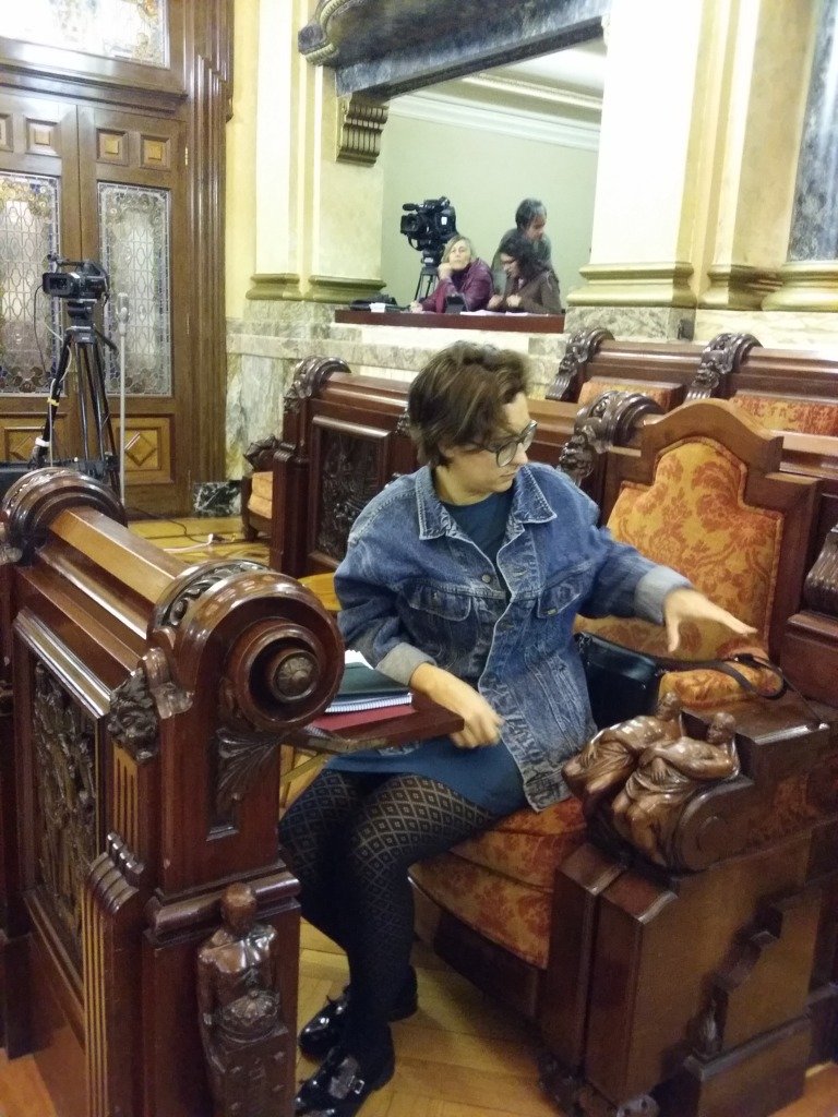 Avia preparando a documentación no comezo do Pleno