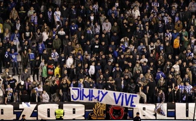 Parcarta de #JimmyVive no fondo dos Riazor Blues en Riazor