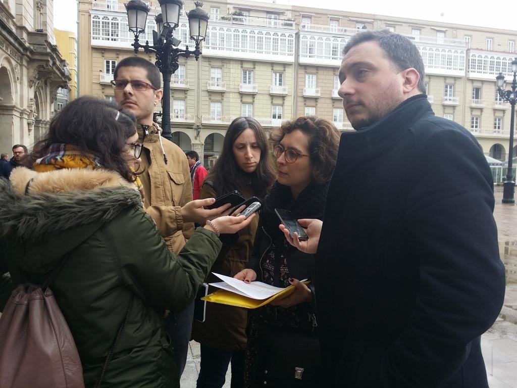 Avia facendo declaración despois de reamtar o Pleno