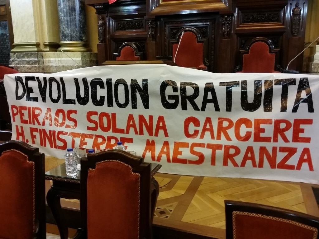 Parcarta da Comisión Aberta en Defensa do Común colocada onte no salón de plenos durante a celebracion da Asemblea Cidadá