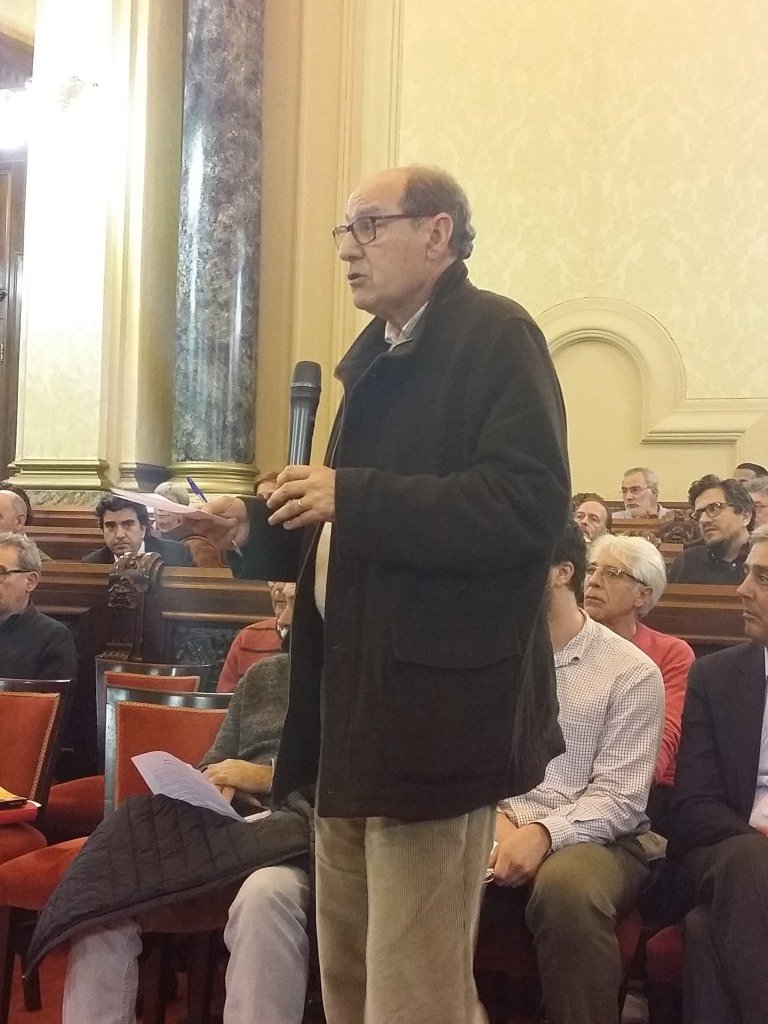 Un dos momentos da Asemblea Cidadá na intervención de Manolo Monge
