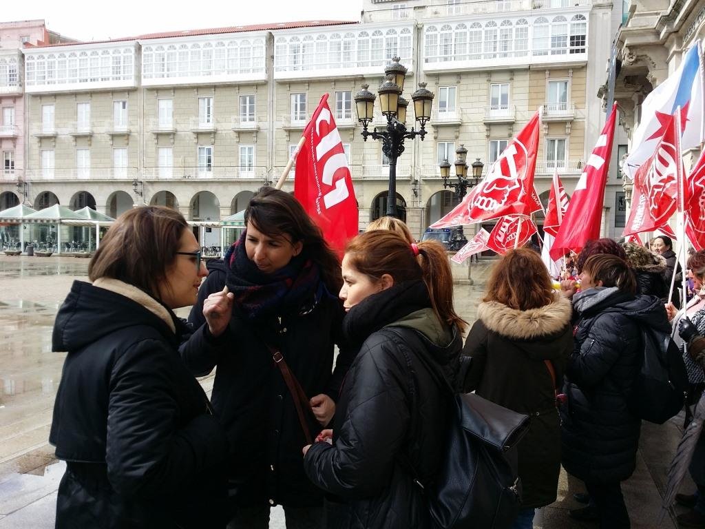 Avia Veira e representantes das traballadoras e traballadores falando mentres se producía a protesta diante do Concello