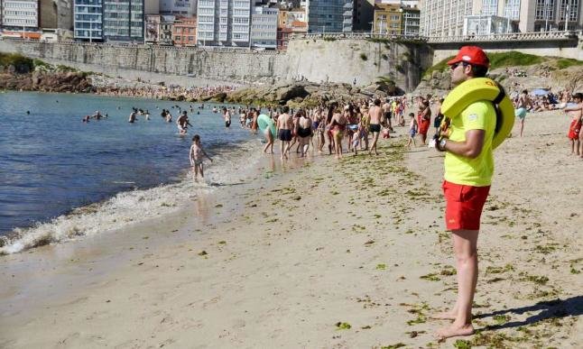 Foto dun socorrista na praia do Orzán
