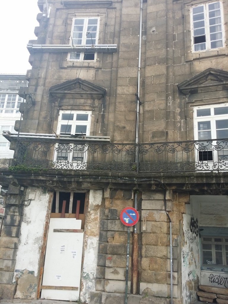 Aspecto que presenta hoxe en día esta parte do edificio das Casas de Paredes co apontalamento da fachada