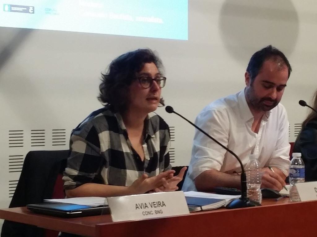 Avia contestando a unha das intervencións do público unha vez aberto o debate