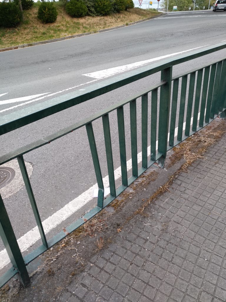 Situación da varanda na rotonda da avenida da Pasaxe coa estrada do Porto.