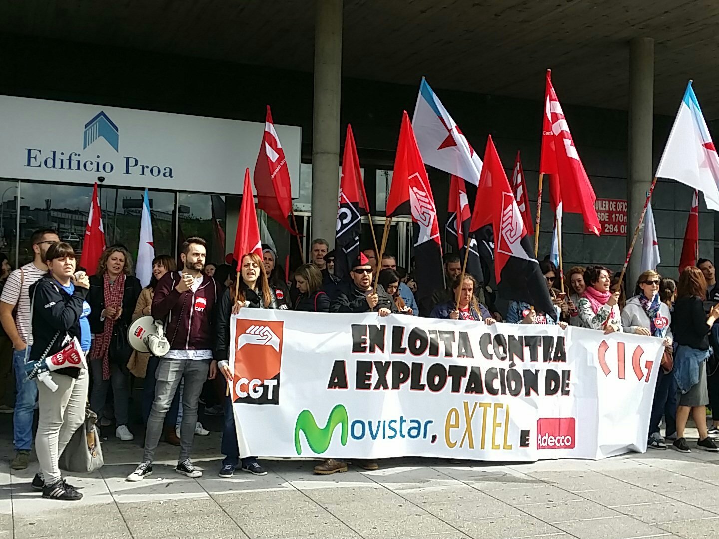 O cadro de persoal concentrado diante da empresa Extel en Matogrande