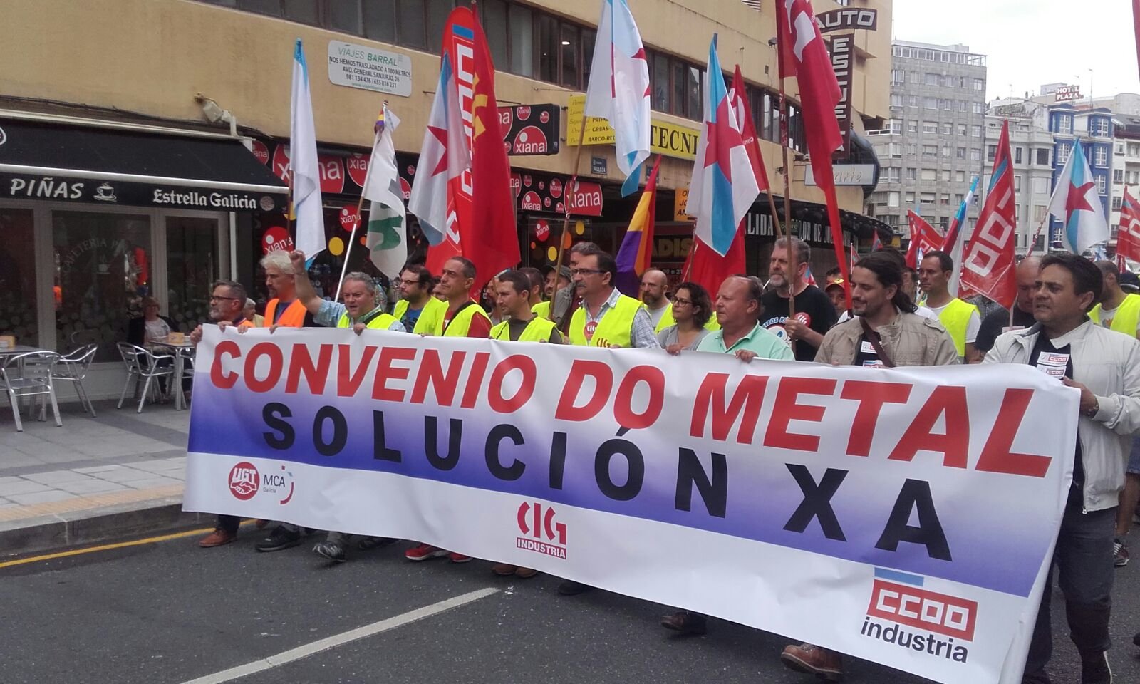 Un dos momentos da manifestación ao seu paso por Catro Camiños