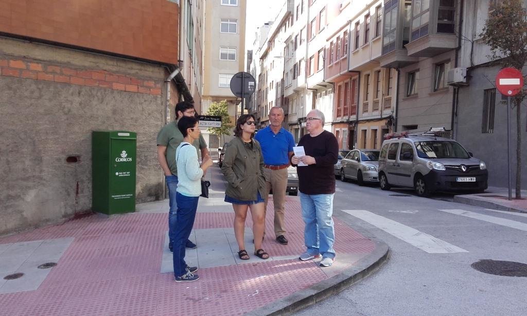 Representantes da Asociación Veciñal da Agra xunto con Avia Veira no cruce das rúas Observatorio con Canceliña