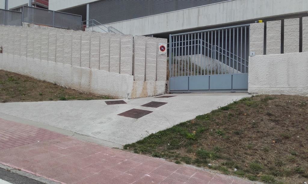 Acceso de vehículos desde o exterior do Centro cunha rampla non adaptada e tamén escaleiras para as instalacións