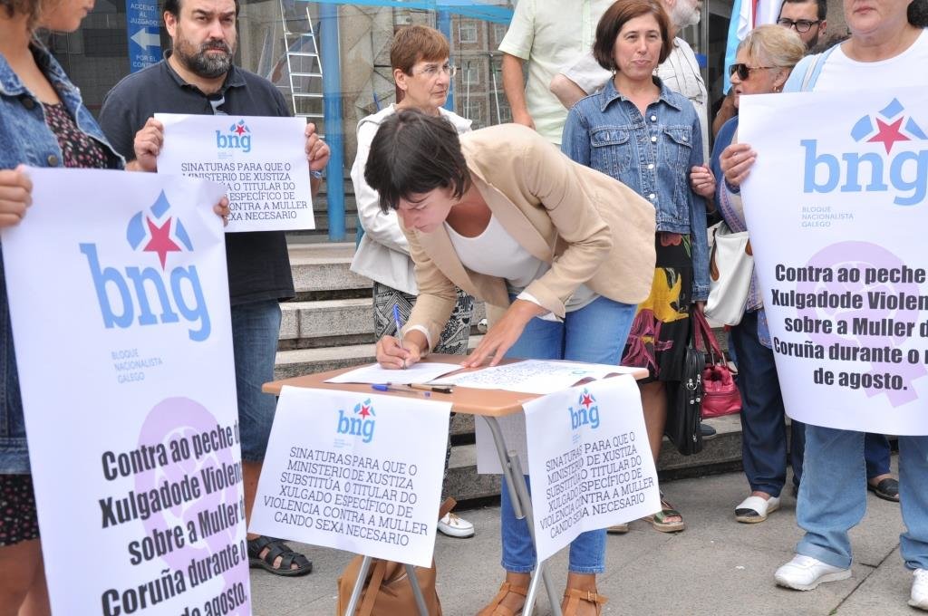 Momento no que a nosa Portavoz Nacional Ana Pontón asinaba o preso da solicitude