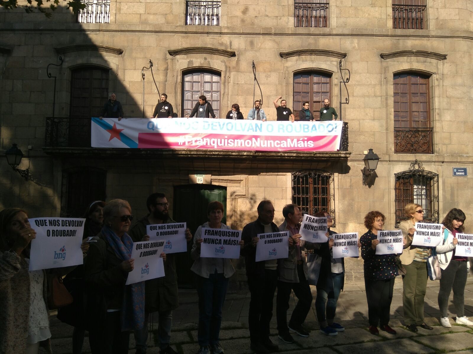 Momento da toma simbólica da Casa Cornide realizada por compañeiras e compañeiros do BNG en setembro de 2017