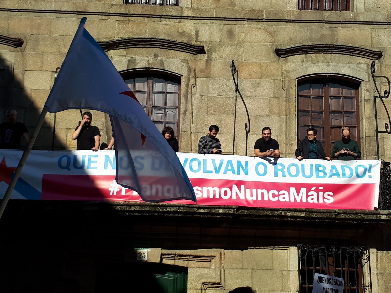 Primeiro plano das persoas que accederon ao balcón da Casa Cornide
