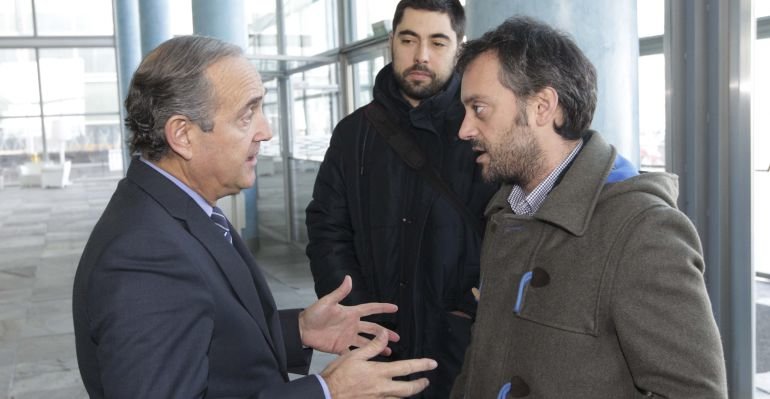 De esquerda a dereita Enrique Losada (Pte. da Autoridade Portuaria), Xiao Varela (Concelleiro de Rex. Urbana) e Xulio Ferreiro (Alcalde da Coruña) falando no interior do Palexco