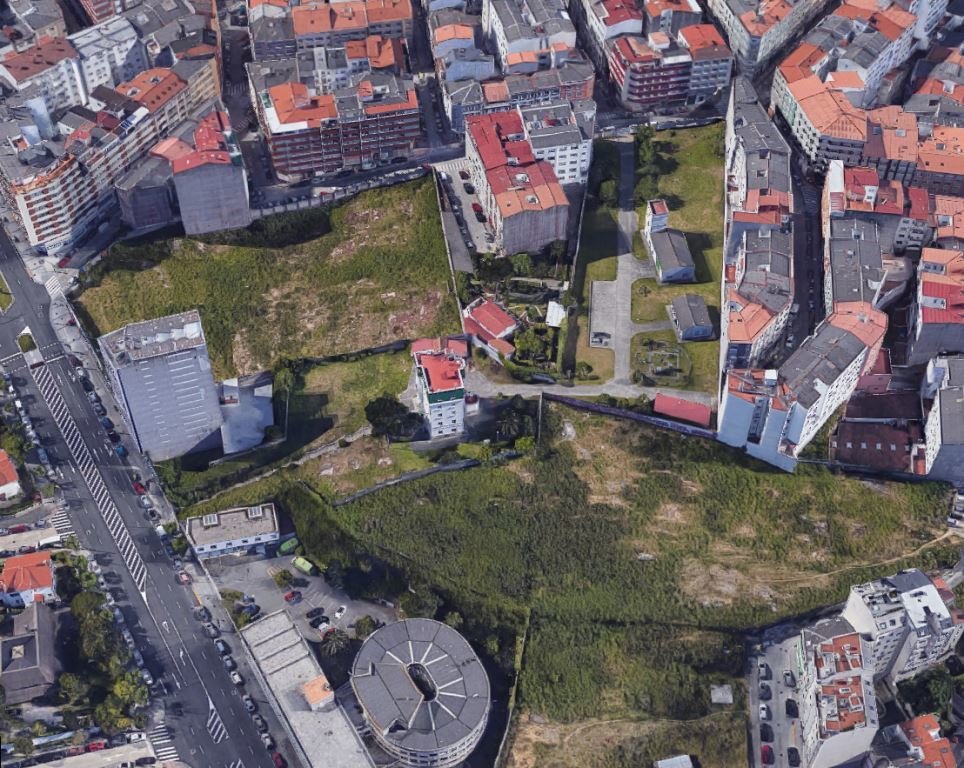 Imaxe aérea da zona do parque do observatorio, o campo da Burra e o solar das Adoratrices na Agra do Orzán