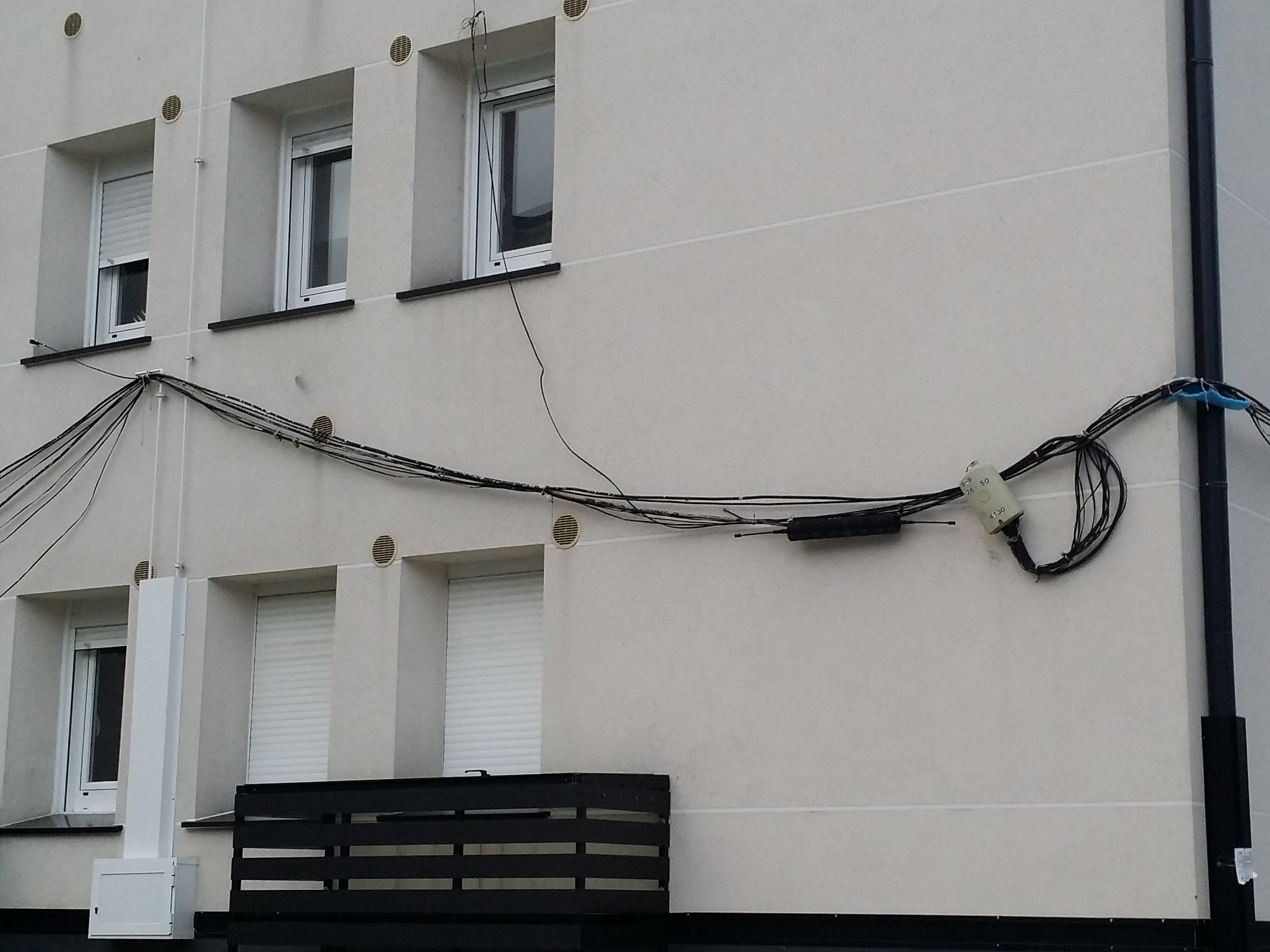 Outra das vivendas en Palavea con cableado provisional