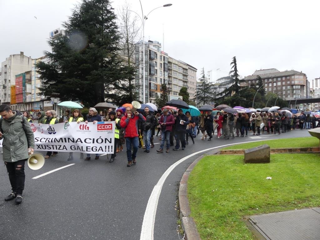 A manifestación ao seu paso poe Catro Camiños