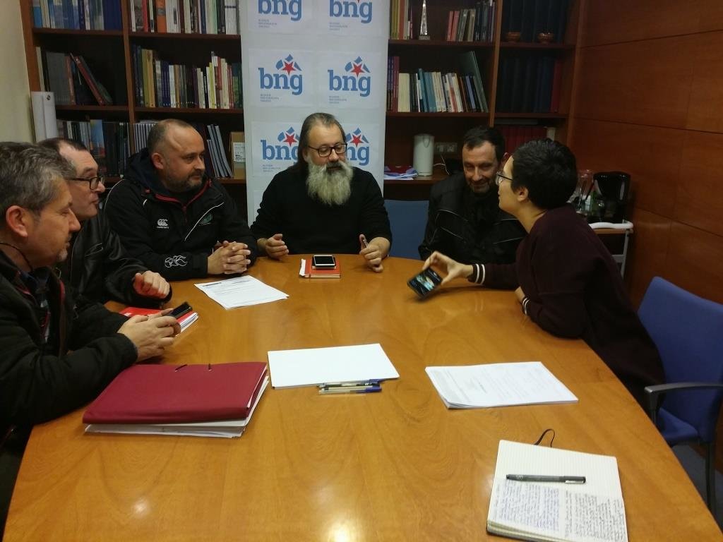 Avia Veira dialoga coa representación dos traballadores das instalacións deportivas muncipais
