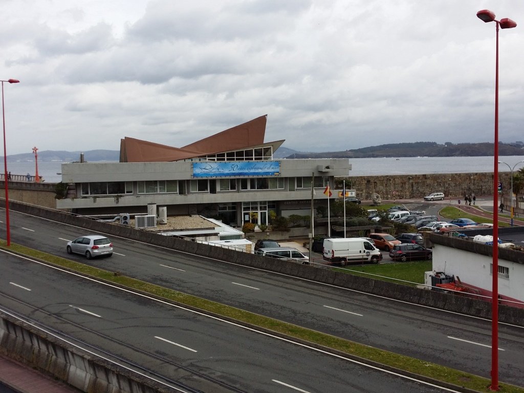 Vista das instalacións do Centro Oceanográfico desde os xardíns da Maestranza