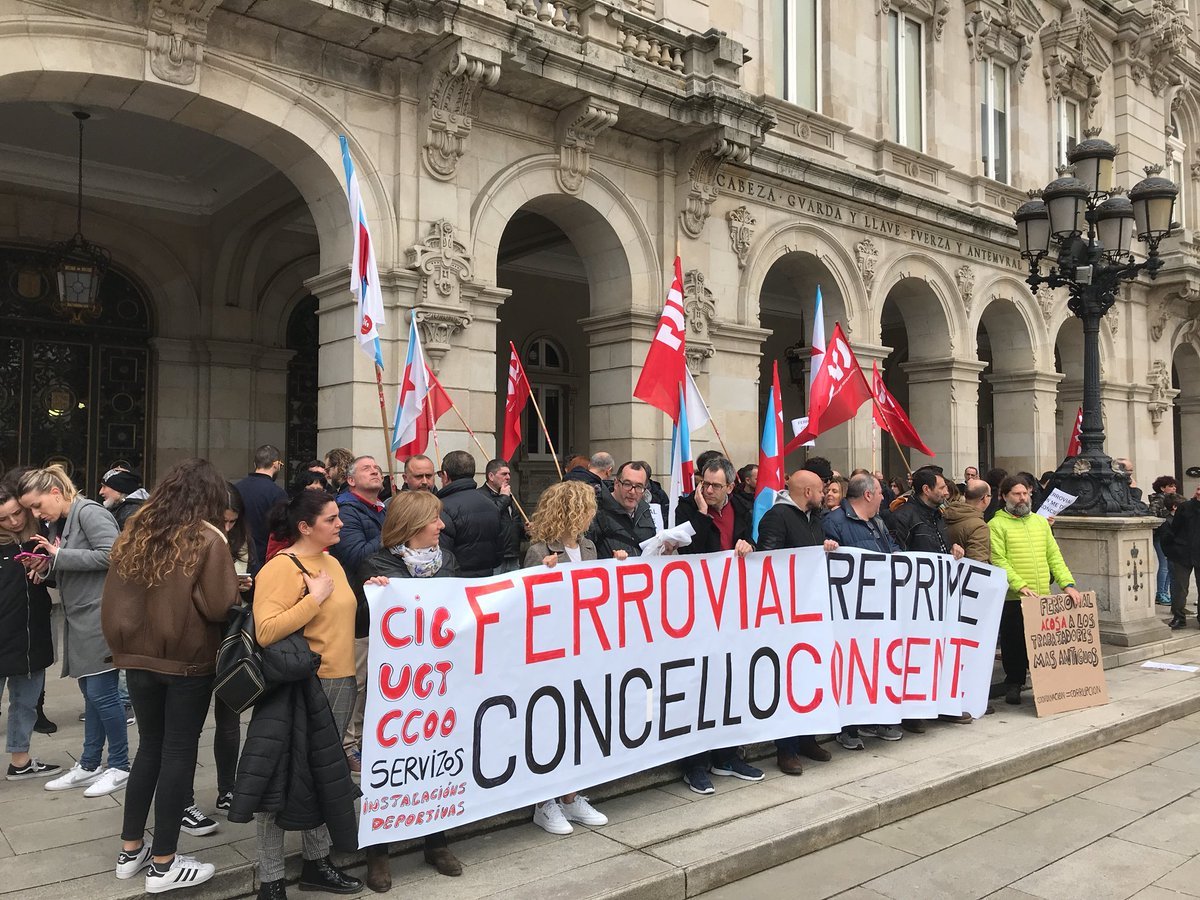 Outro dos momentos da concentración do cadro de persoal de Ferrovial, empresa que levas as instalacións municipais