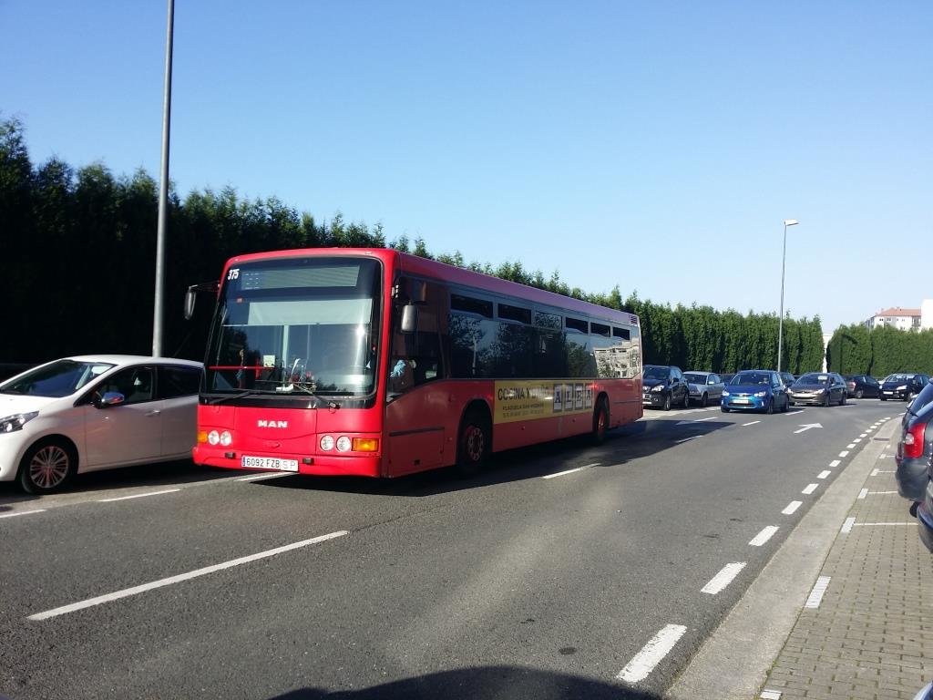 Bus da Compañía de Tranvías facendo o percorrido polas rúas da Coruña