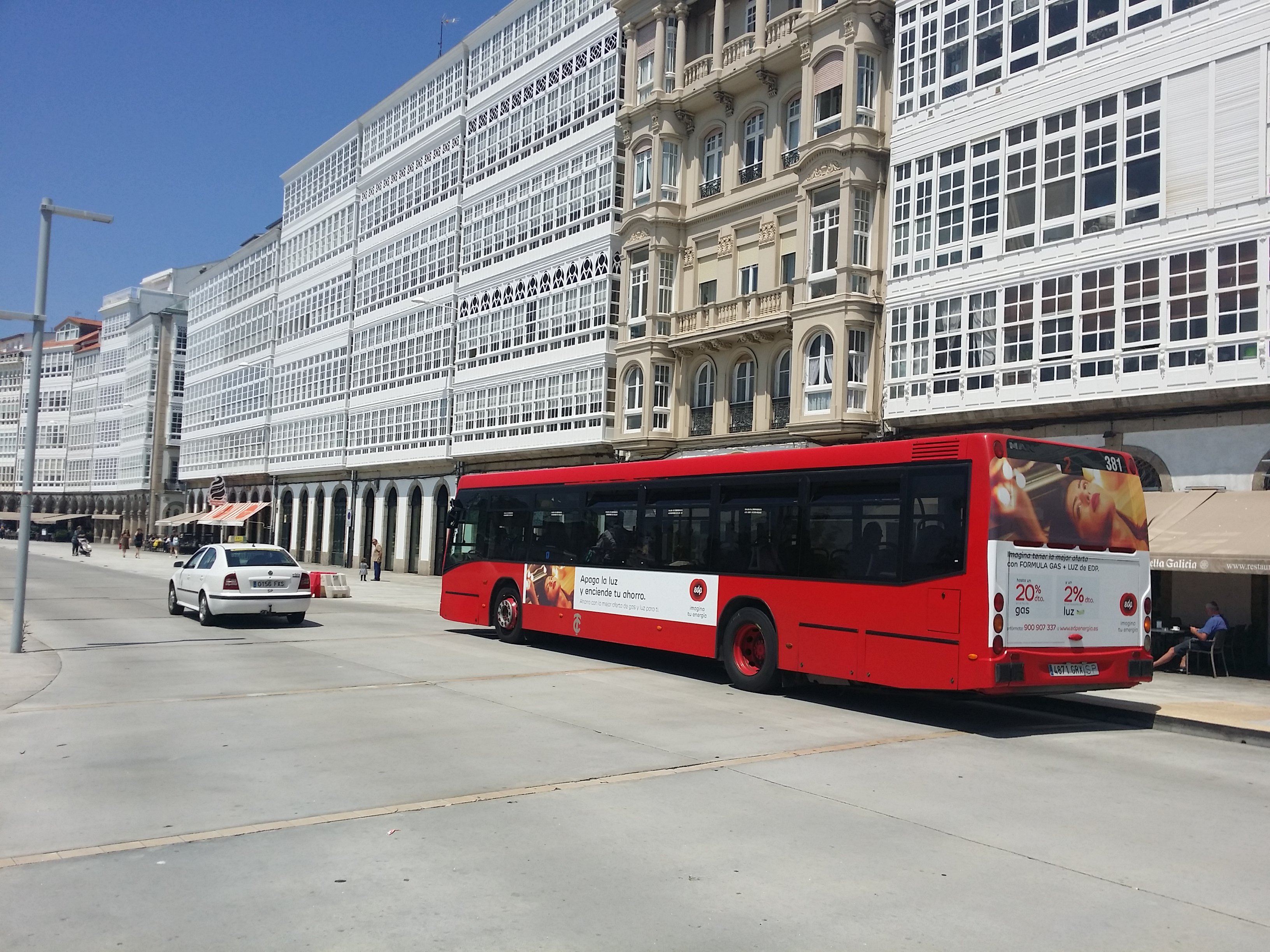Bus da Compañía de tranvías realizando parada en Porta Real