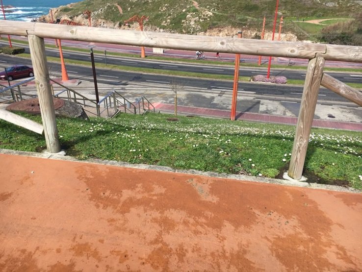 Noiro co valado danado entre niveis do parque e a estrada do Paseo Marítimo