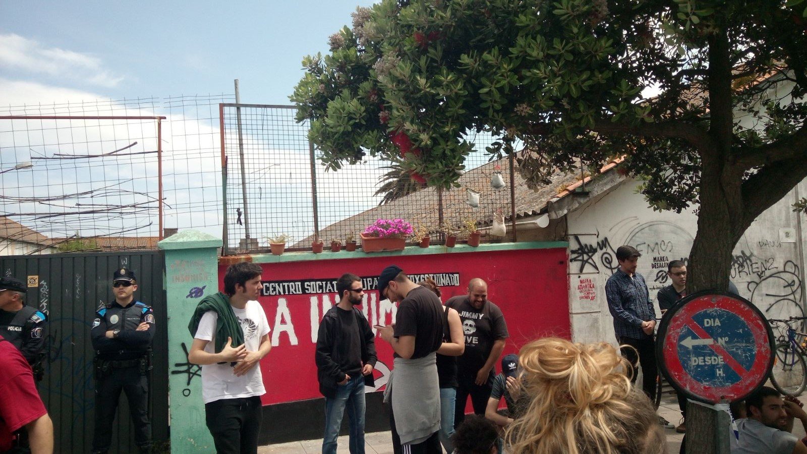 Exrterior da Comandacia antes das cargas policiais