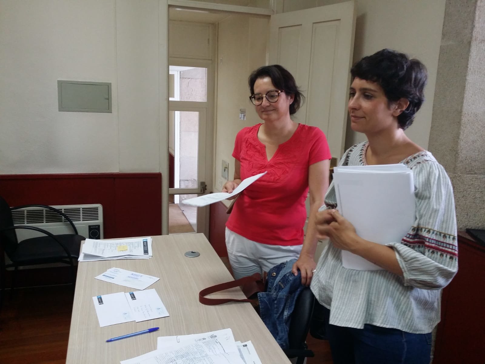 Silvia Seixas e Avia Veira, voceiras do BNG en Arteixo e na Coruña respectivamente, presentando as alegacións á planta de Santa Icía