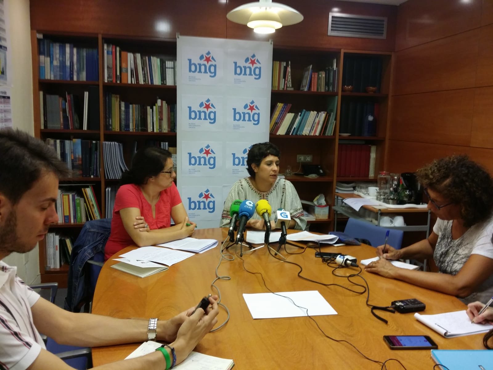 Un dos momentos da rolda de prensa de presentación das alegacións á planta de residuos