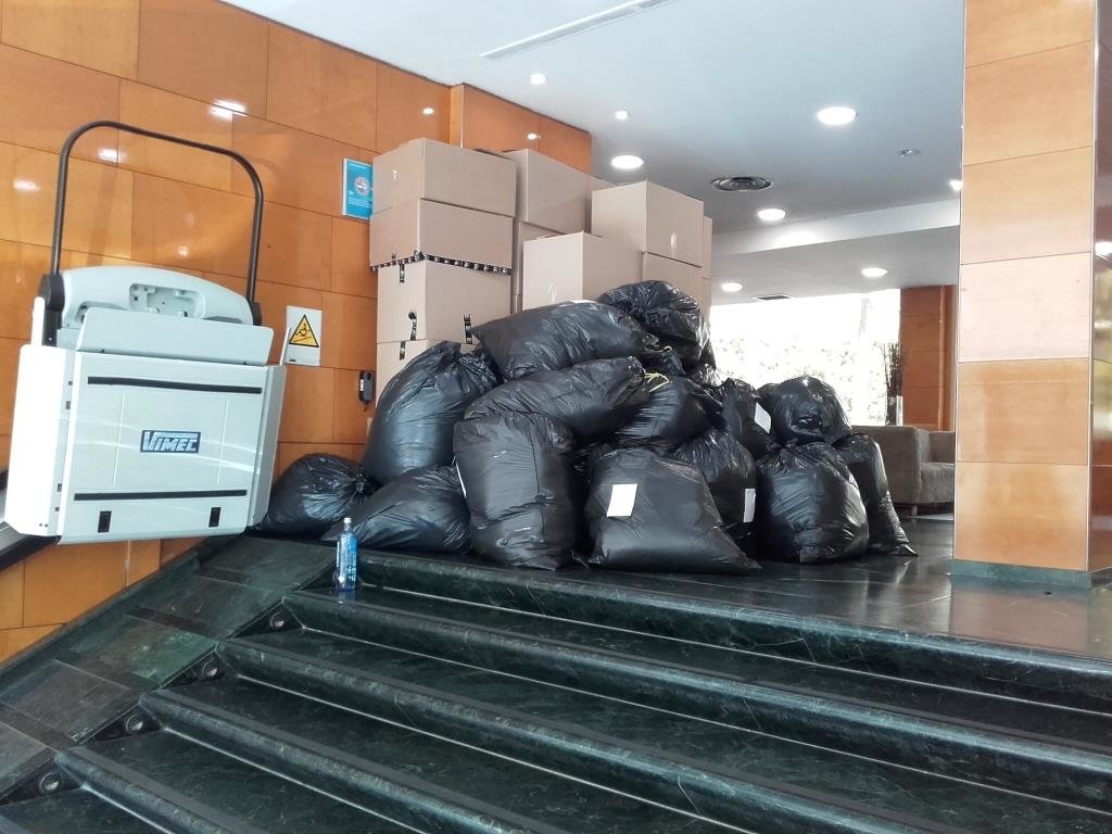 Caixas e bolsas na entrada do Hotel Riazor preparadas para ser retiradas