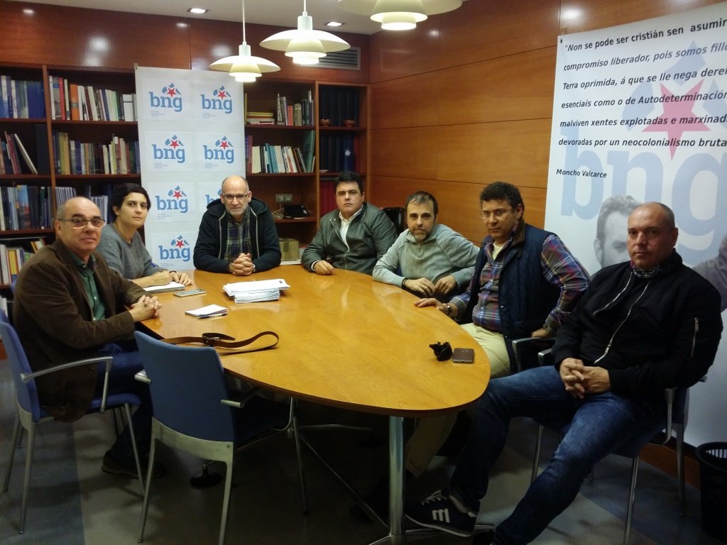 Momento da reunión coa representación das traballadoras e dos traballadores de Isowat con Francisco Jorquera e Avia Veira