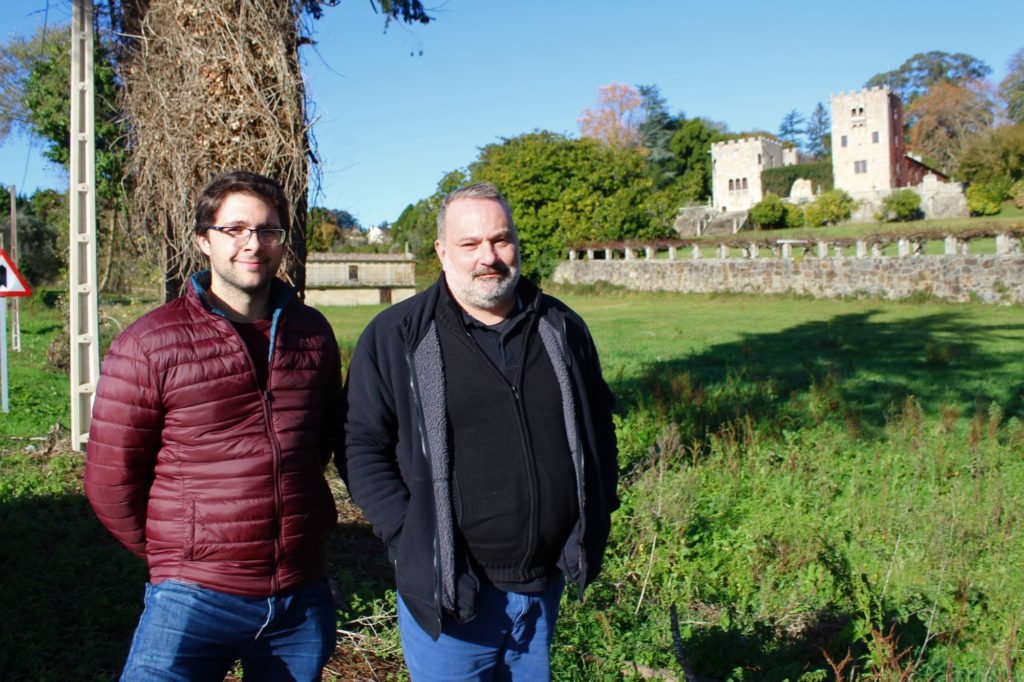 Manuel-Pérez-y-Carlos-Babío-este-sábado-ante-las-Torre-de-Meirás-1-1024x682