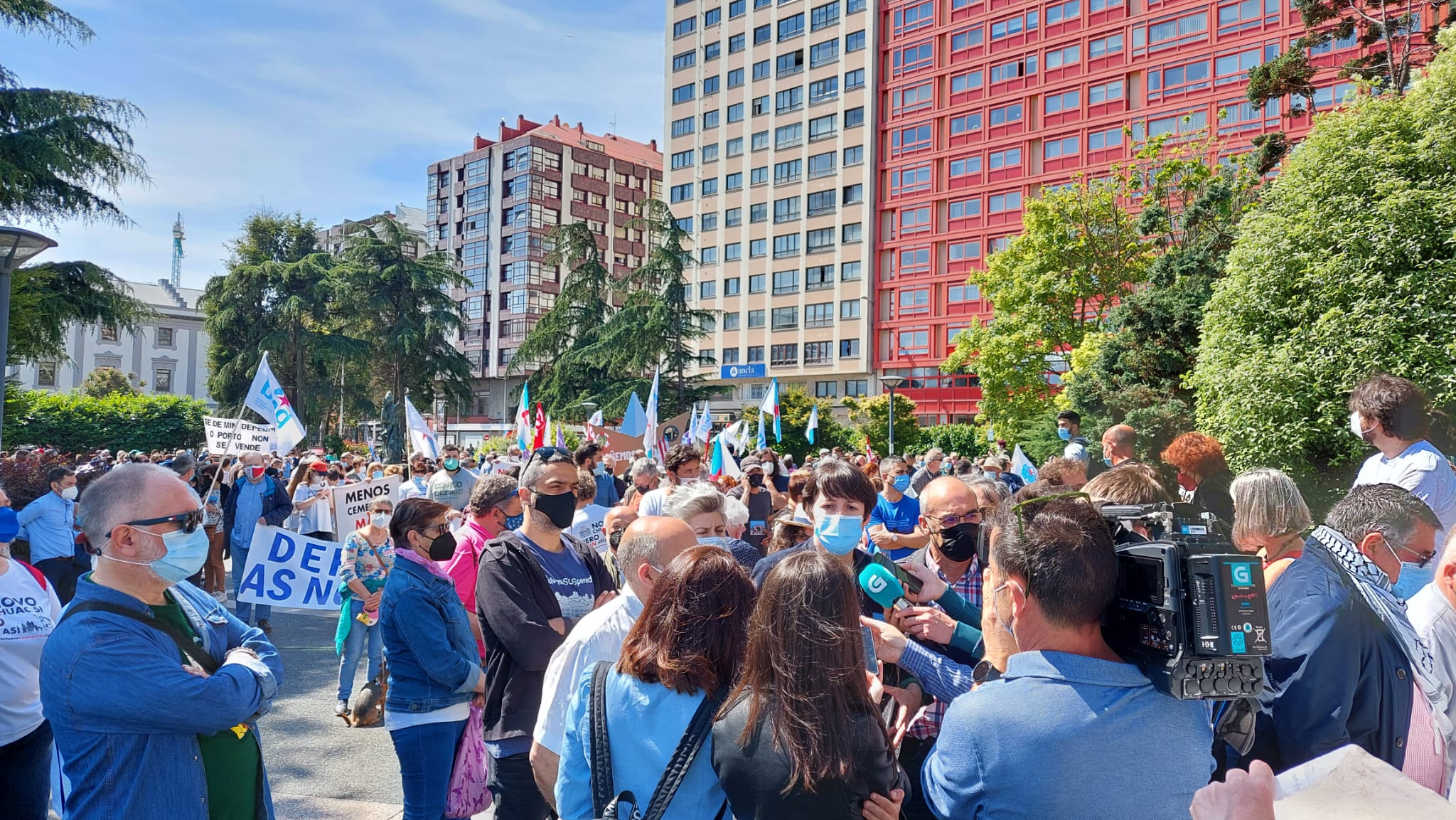 Ana Pontón atende os medios. Manifestación A Coruña Non Se Vende. 31 de maio de 2021.