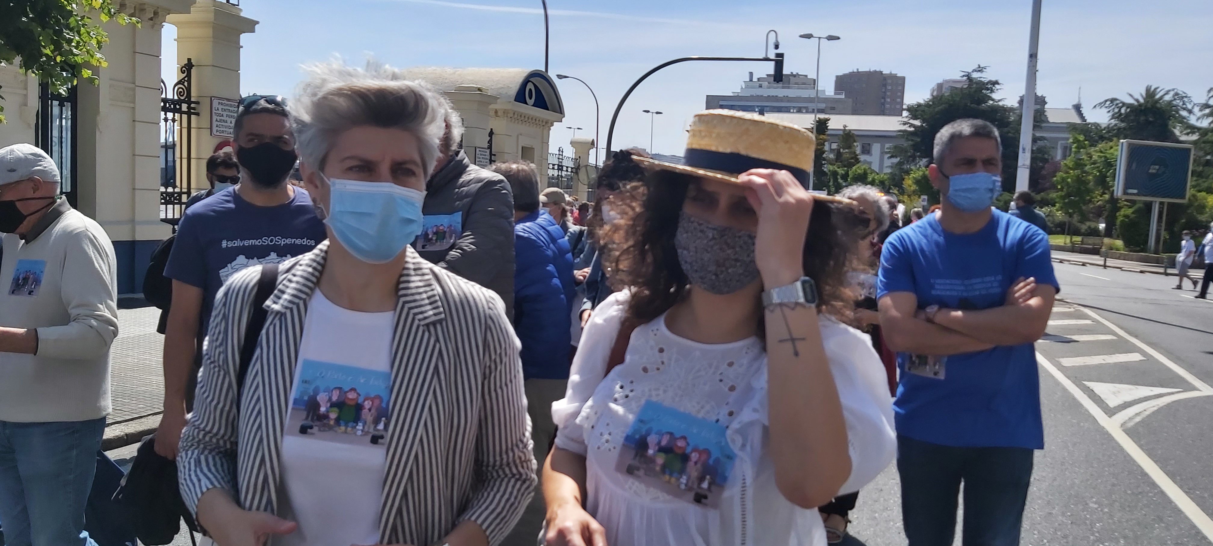 Mercedes Queixas e Avia Veira. Manifestación A Coruña Non se Vende. 31 de maio de 2021.