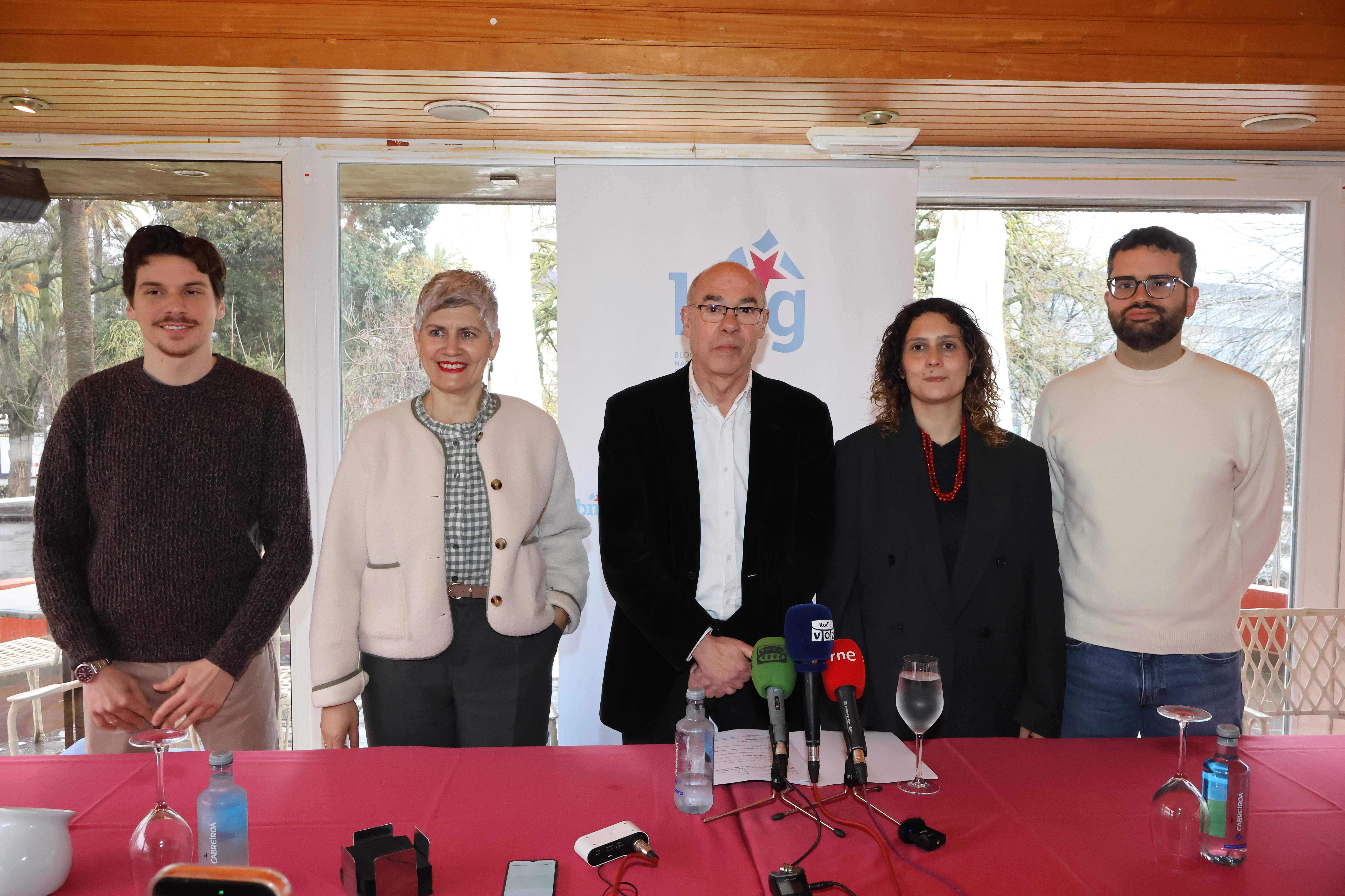 Grupo municipal do BNG e o responsábel local, Nacho Siota, na conferencia de prensa en que Jorquera anunciou que non voltará a ser candidato. 11 de marzo de 2026.