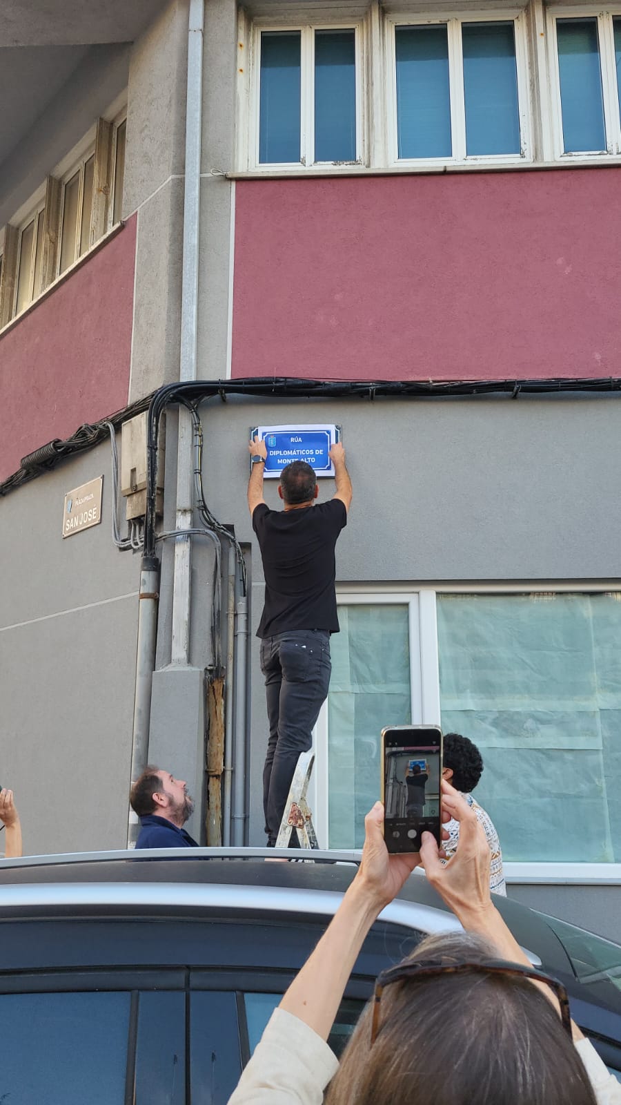 Colocación da placa da rúa Diplomáticos de Monte Alto, en substitución da Rúa Sanjurjo de Carricarte, a dar cumprimento a unha moción do BNG aprobada no Pleno de xullo de 2025.